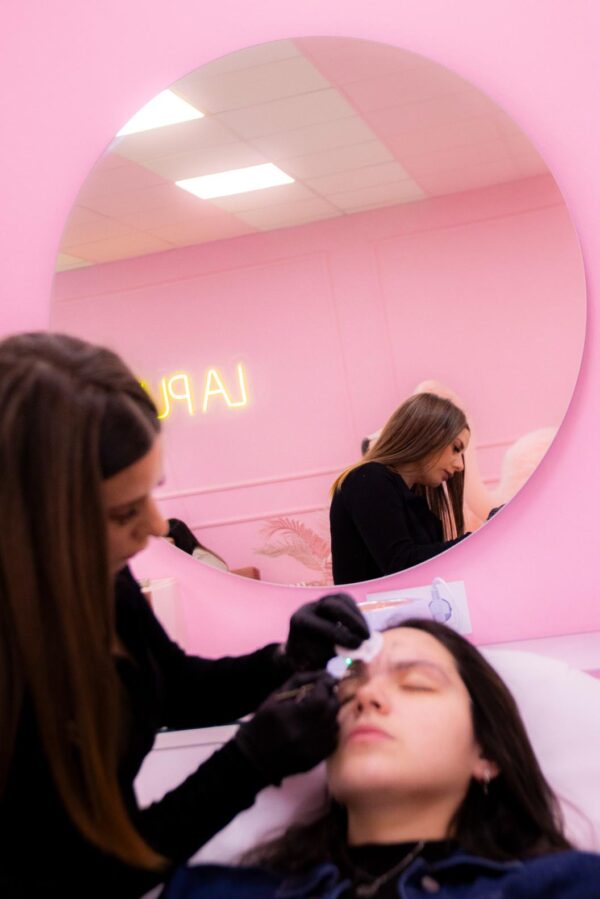 Eliminación laser de cejas tatuadas en Centro de Belleza Sara Passos Eliminación laser de cejas tatuadas en Centro de Belleza Sara Passos