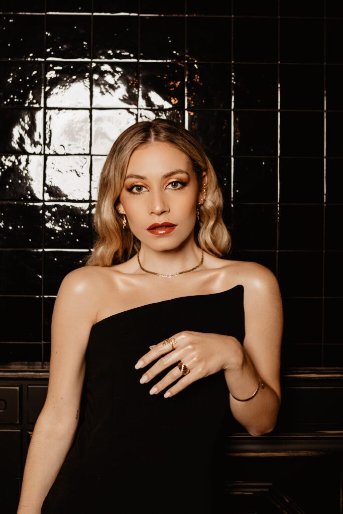 Look sofisticado de maquillaje de noche con labios rojos y peinado ondas suaves por Sara Passos MUA