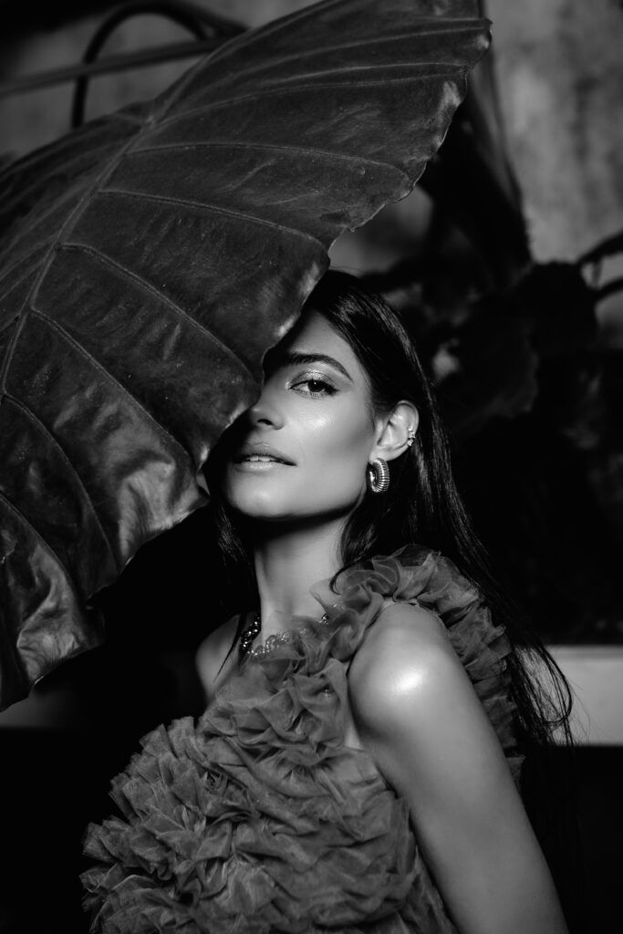 aquillaje artístico y elegante con acabado glow, capturado en editorial de Sara Passos MUA