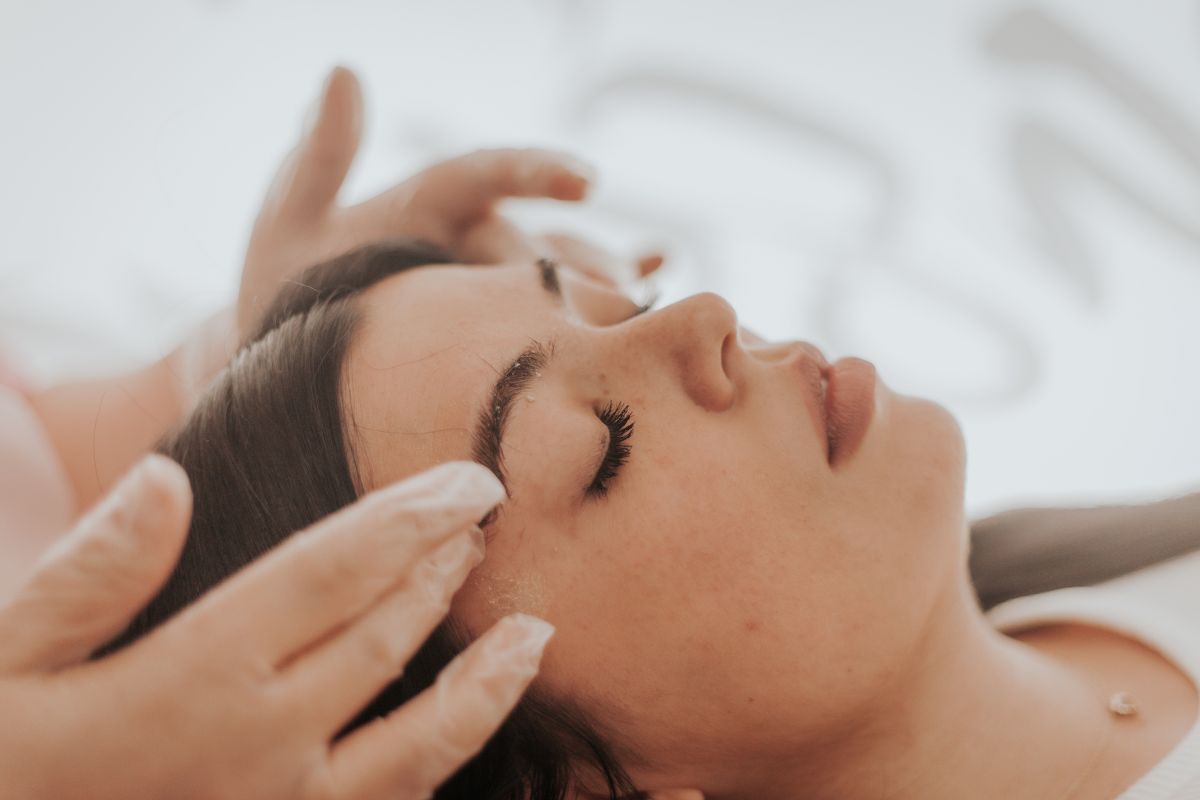 Exfoliación de cejas en centro de belleza Sara Passos de Mérida