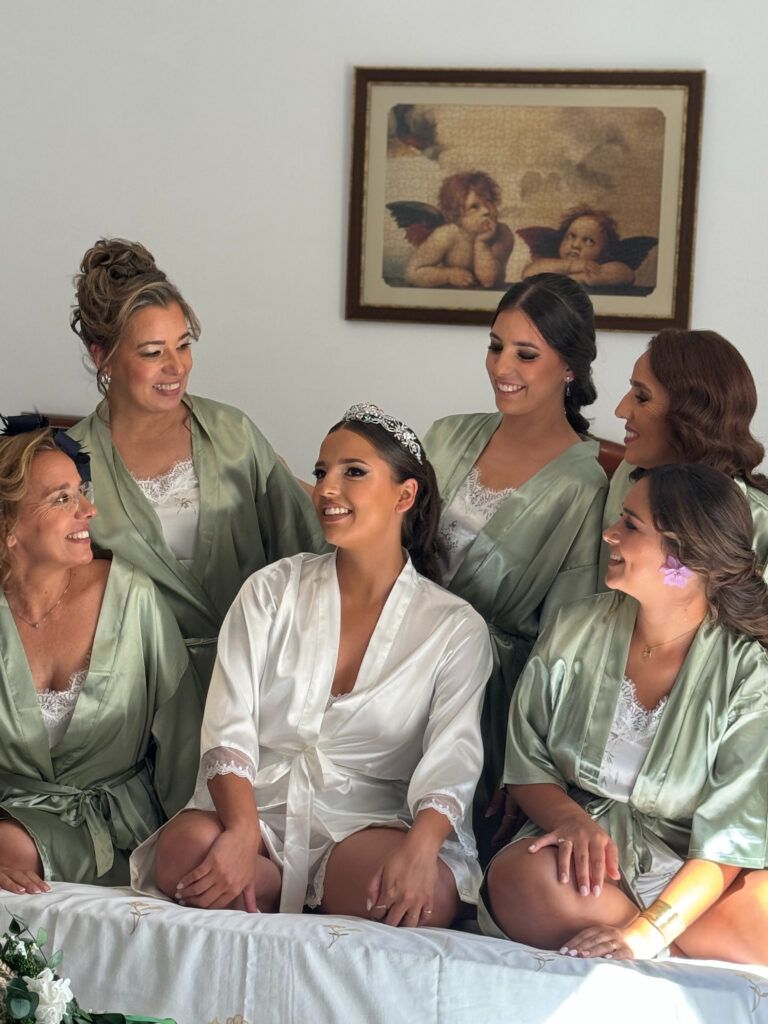 Novia preparándose para su gran día junto con sus amigas
