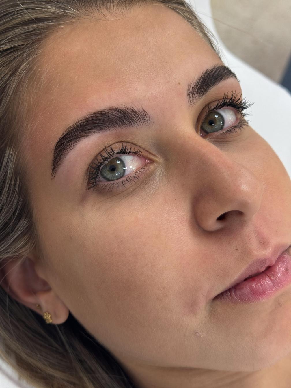 Cejas simétricas y definidas gracias a la arquitectura de cejas personalizada