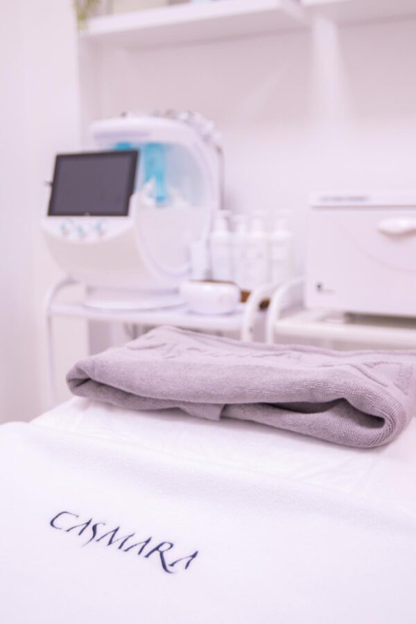 Rincon de tratamientos faciales totalmente equipado con camilla y herramientas para realizar los tratamientos en centro de Belleza Sara Passos Rincon de tratamientos faciales totalmente equipado con camilla y herramientas para realizar los tratamientos en centro de Belleza Sara Passos
