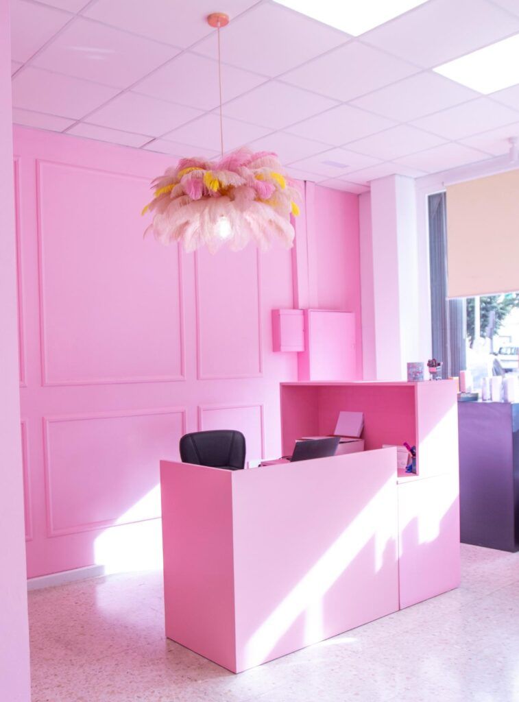 Recepcion iluminado por el sol con tonos rosas en el salon de belleza sara Passos