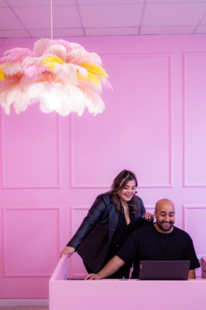 Foto de la recepción del salon de belleza Sara Passos en el que se va a Sara y otro trabajador viendo las citas con ilusion