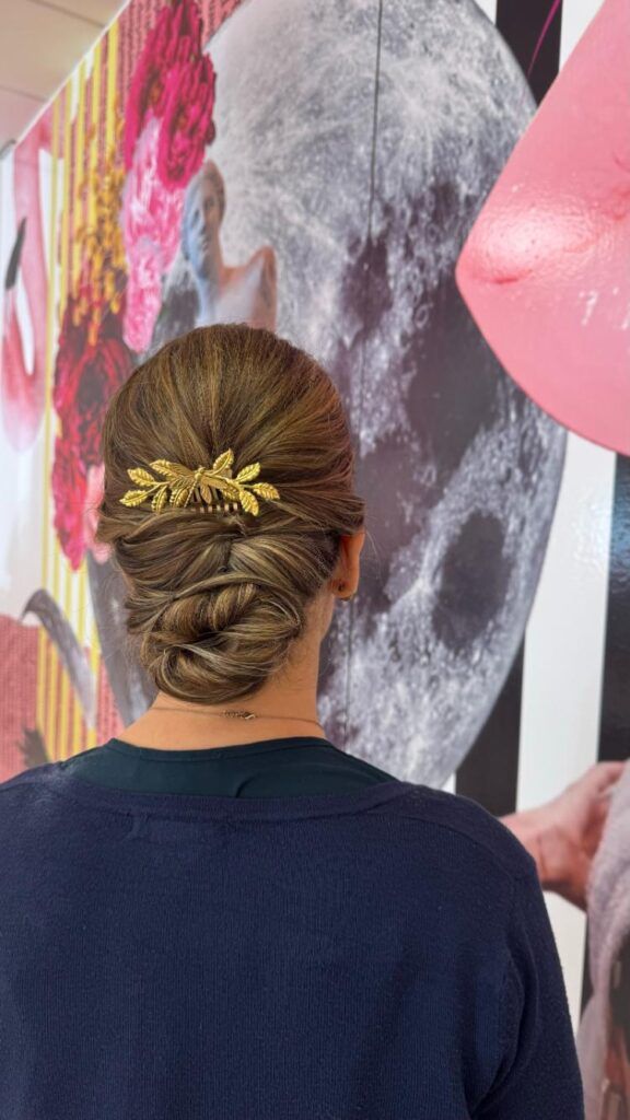 Peinado recogido con adorno para boda realizado en el centro de belleza Sara Passos