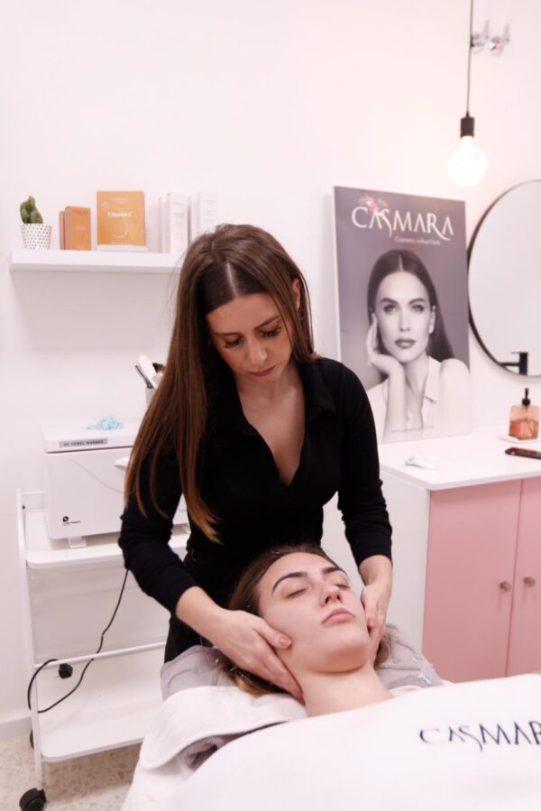 _MG_5032 Profesional de estética masajeando a cliente tras el tratamiento Detox en centro de Belleza Sara Passos