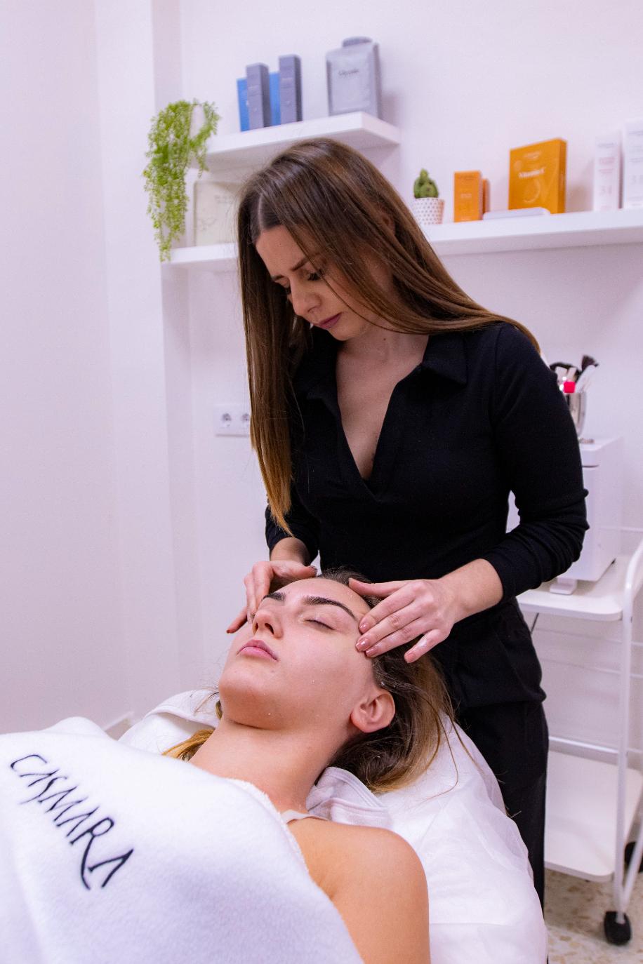_MG_5039 Profesional de estética masajeando a cliente tras el peeling químico en centro de Belleza Sara Passos